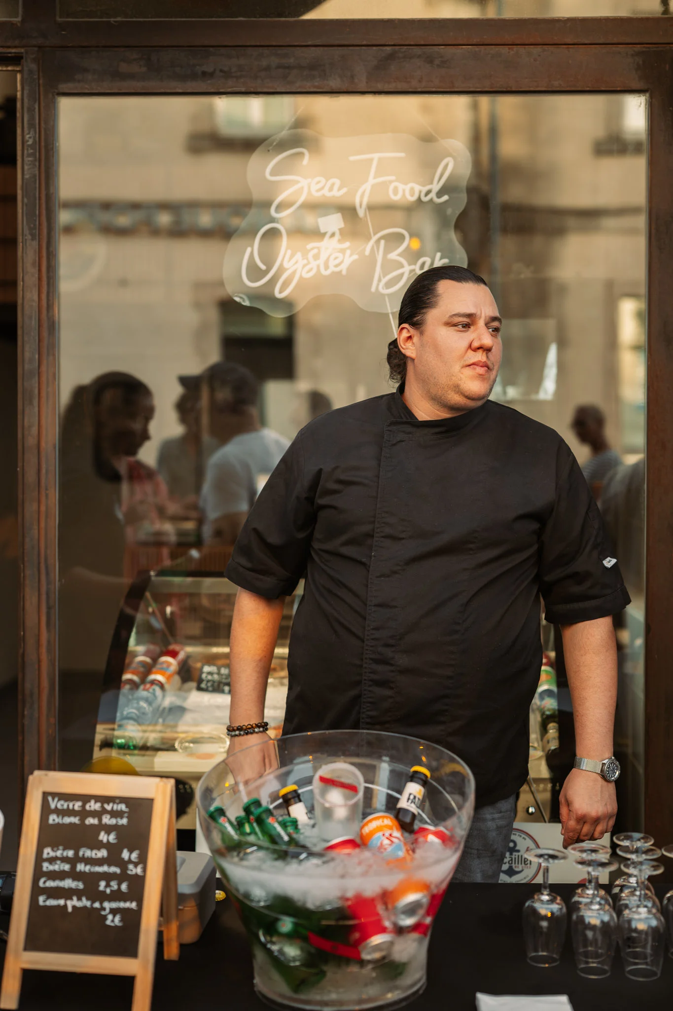 Stef devant sa boutique