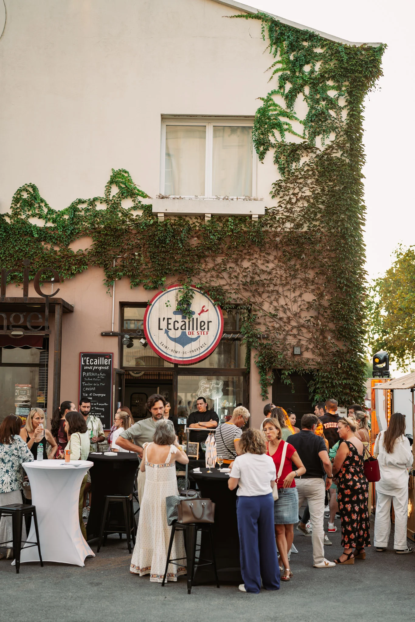 Les participants devant L'Écailler de Stef