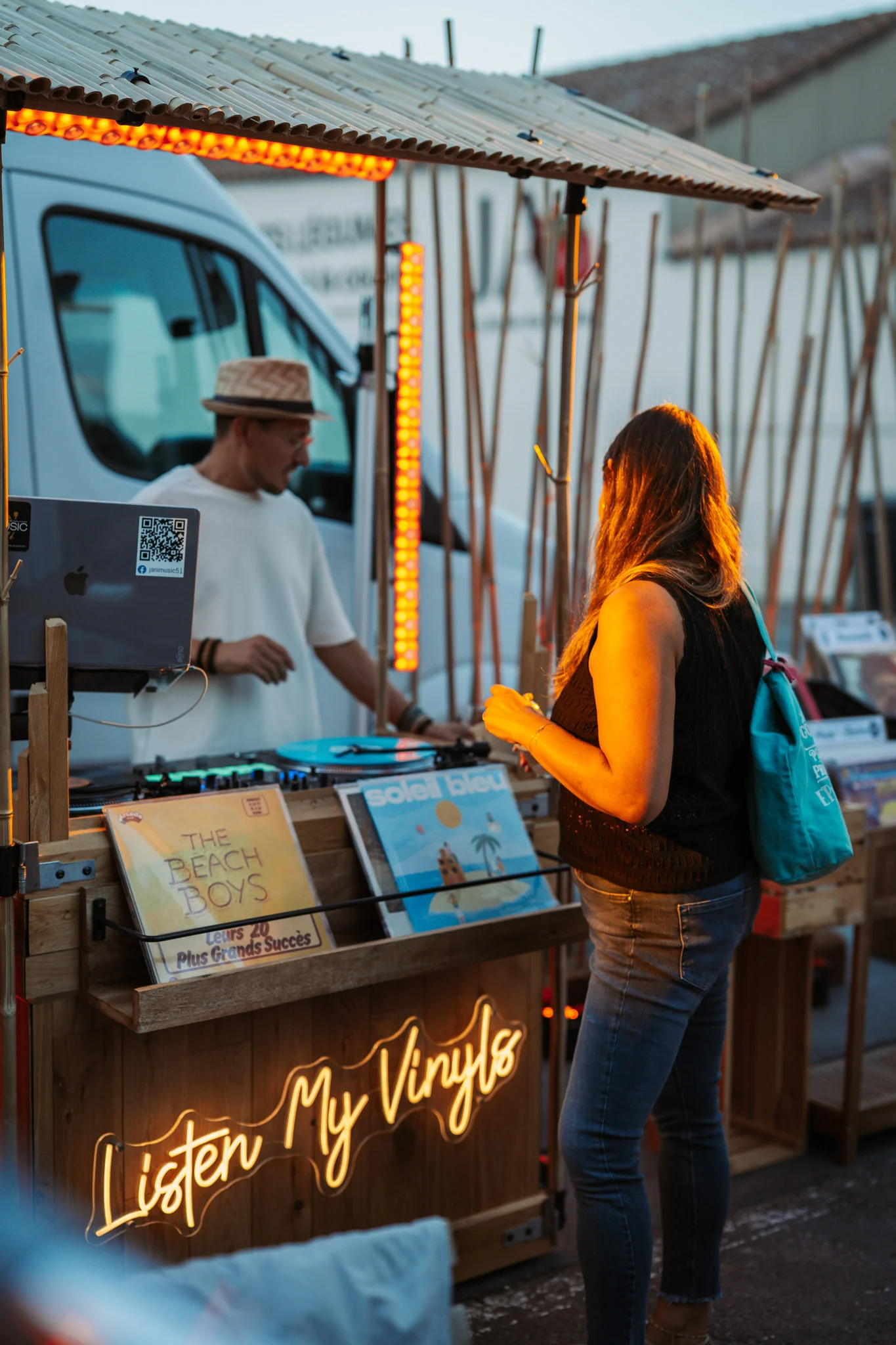 Le Bar à Vinyles éclairé