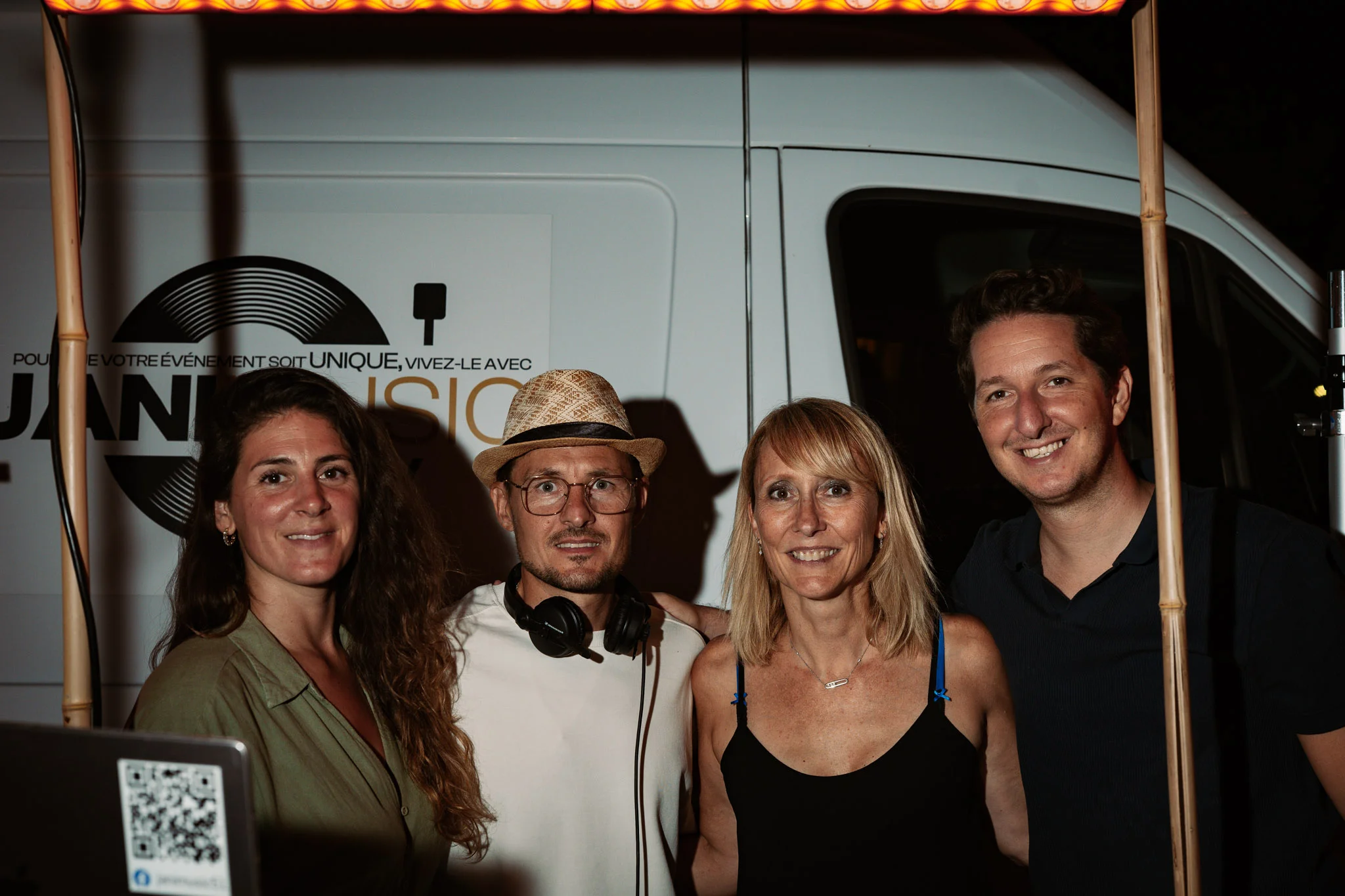 Photo de groupe au Bar à Vinyles